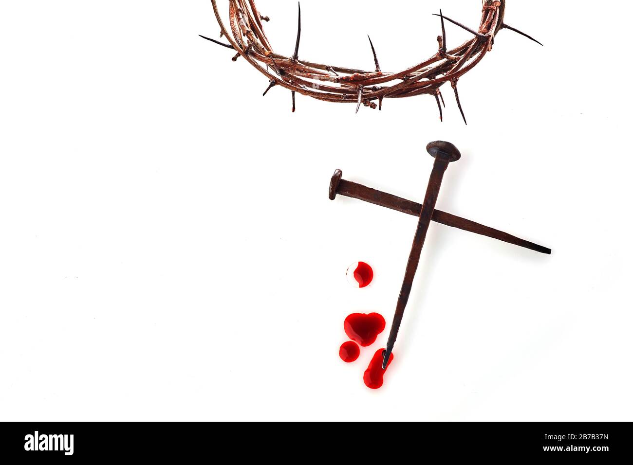 Couronne d'épines avec des ongles sur fond blanc. Fond de Pâques. Jésus-Christ. Banque D'Images
