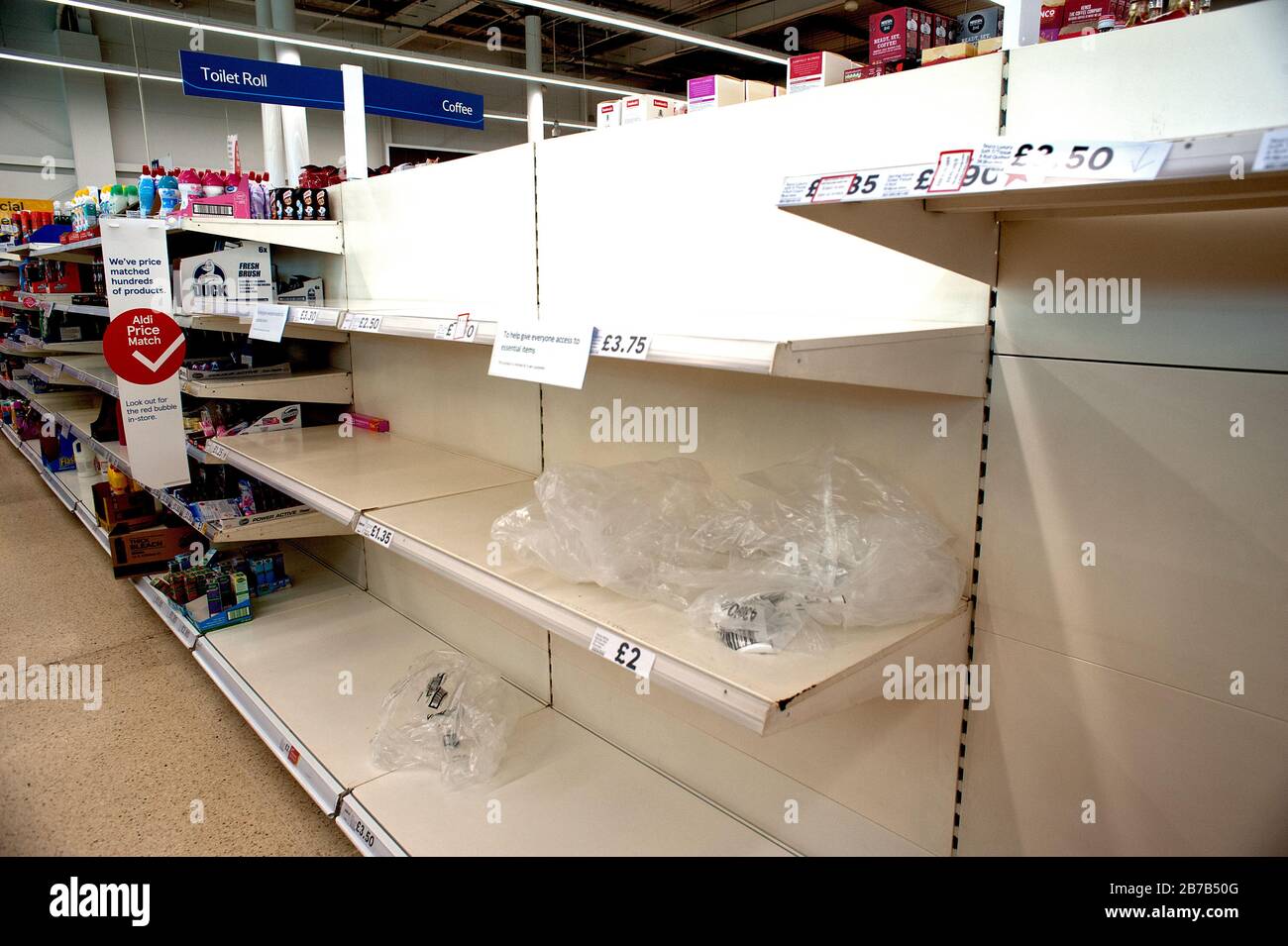 Supermarché Tesco, Hove, Royaume-Uni, 2020. Les achats de panique dus aux craintes de coronavirus ont vidé des étagères d'articles de base et essentiels tels que des rouleaux de toilette. Banque D'Images