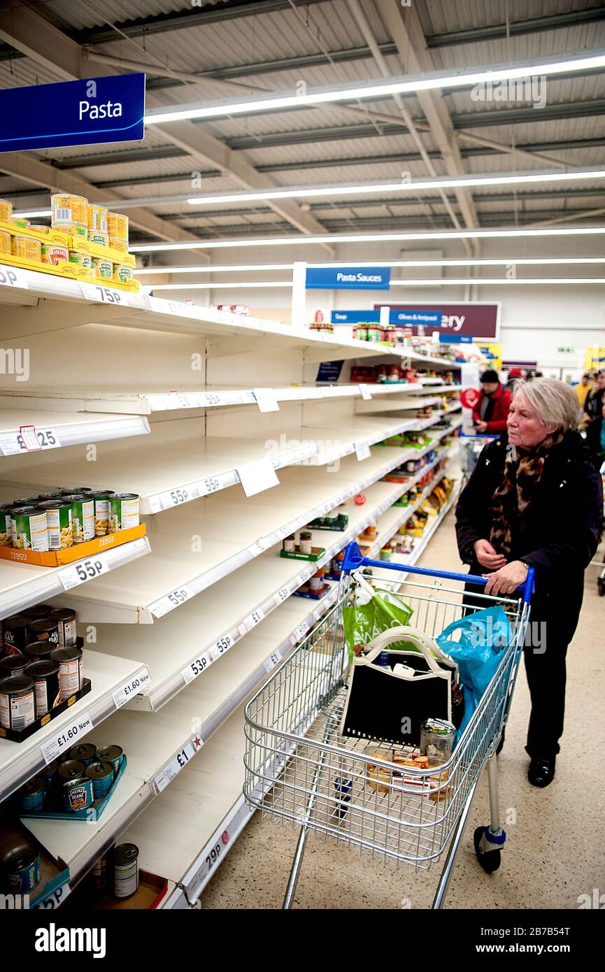 Supermarché Tesco, Hove, Royaume-Uni, mars 2020. Les vieilles femmes qui font du shopping dans la branche Hove de Tesco comme des achats de panique en raison des craintes de coronavirus a vidé Banque D'Images