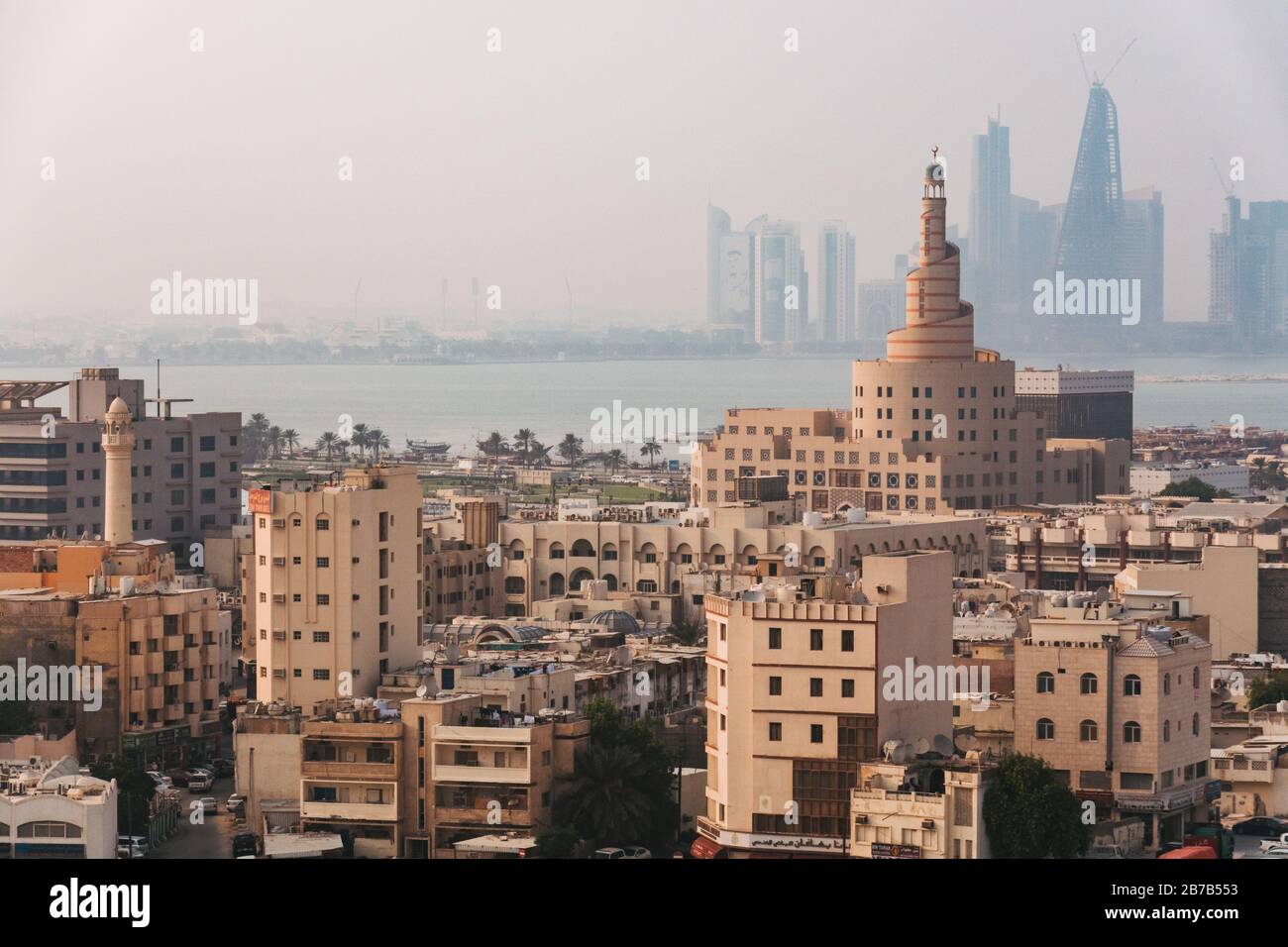 La célèbre Mosquée spirale de Doha, Qatar - une réplique de la Grande Mosquée d'Al-Mutawwakil à Samarra en Irak. Les gratte-ciel de la ville sont visibles derrière Banque D'Images