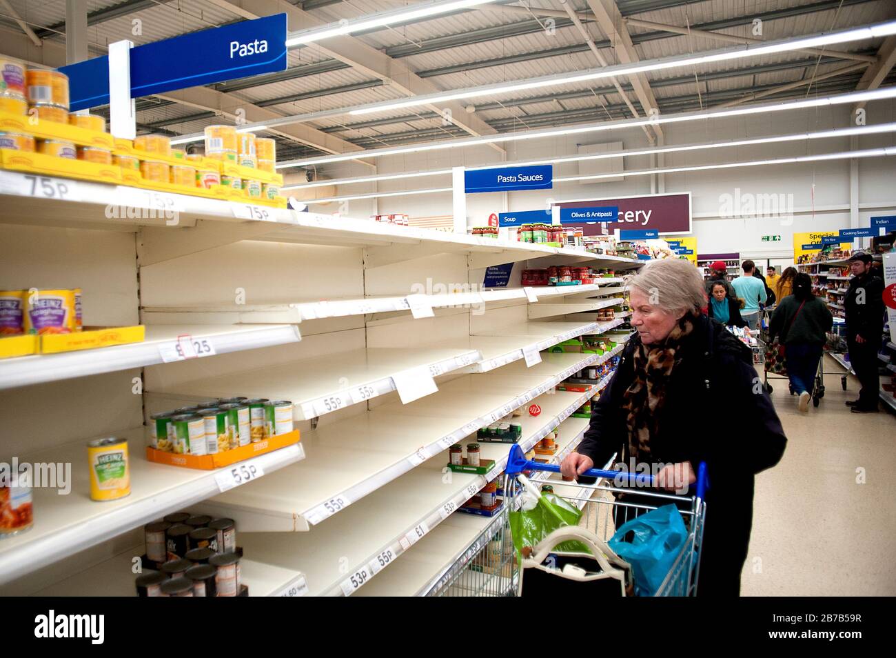 Supermarché Tesco, Hove, Royaume-Uni, mars 2020. Les vieilles femmes qui font du shopping dans la branche Hove de Tesco comme des achats de panique en raison des craintes de coronavirus a vidé Banque D'Images