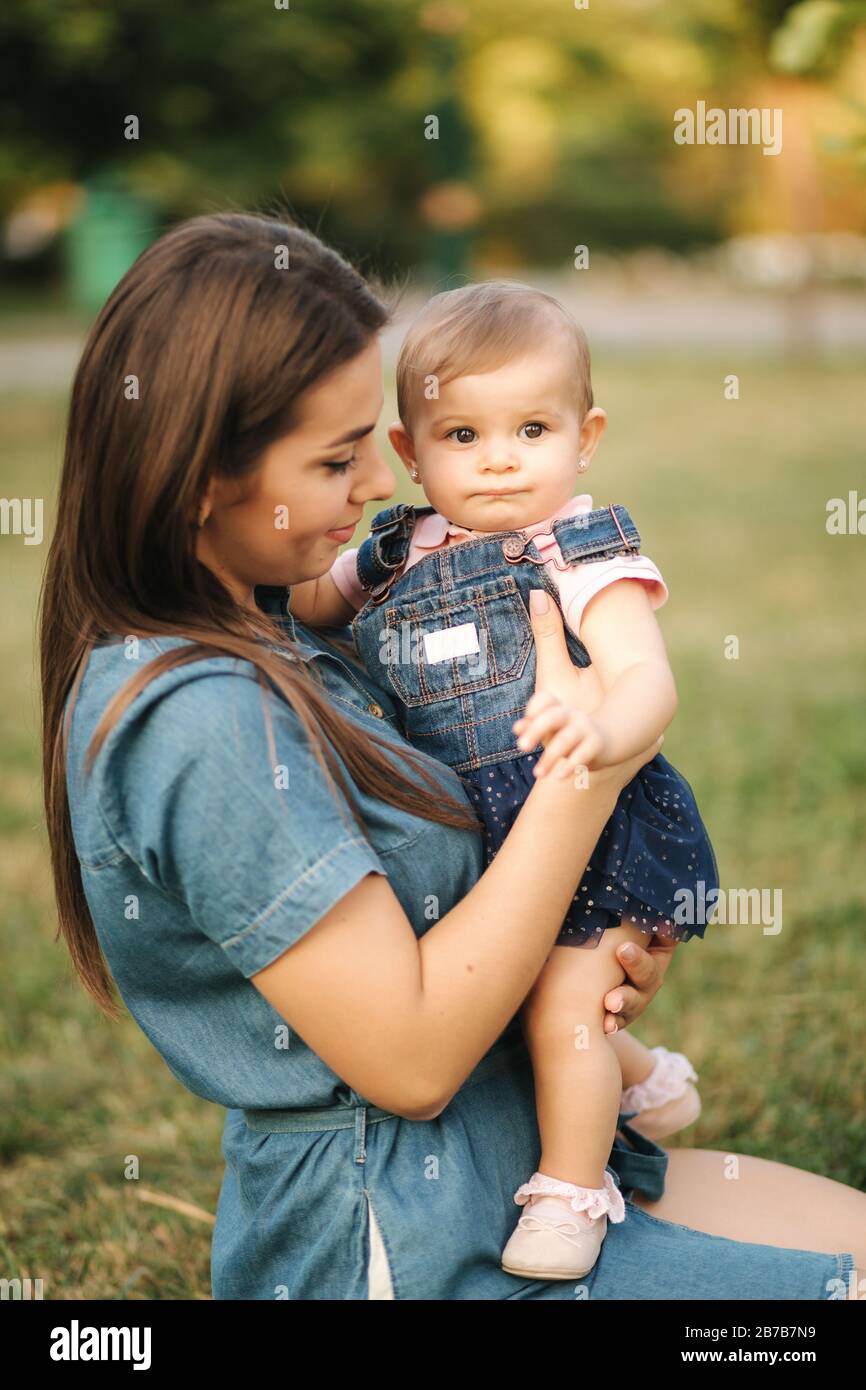 Maman Jouer Avec Petite Fille Dans Le Parc Un Moment Heureux Bebe Mignon Avec Belle Maman Photo Stock Alamy