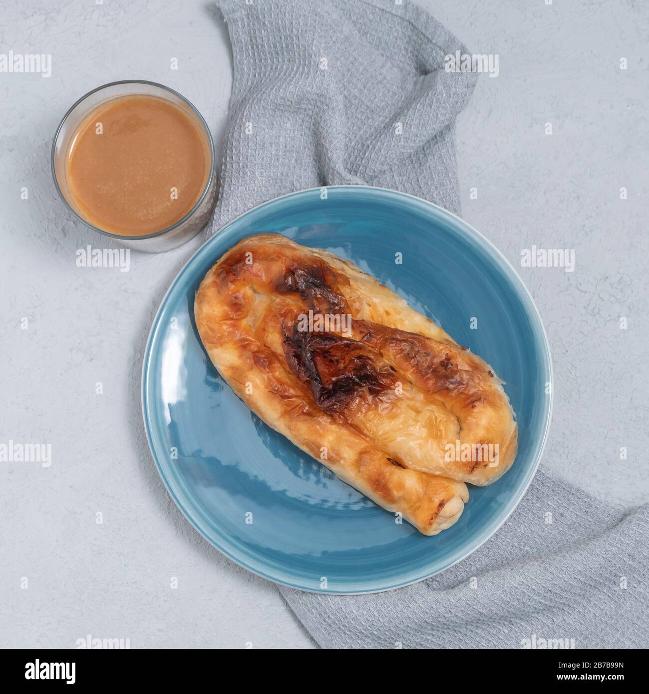 Banitsa à tarte bulgare avec fromage et un verre de boza sur fond neutre. Vue de dessus avec espace de copie Banque D'Images