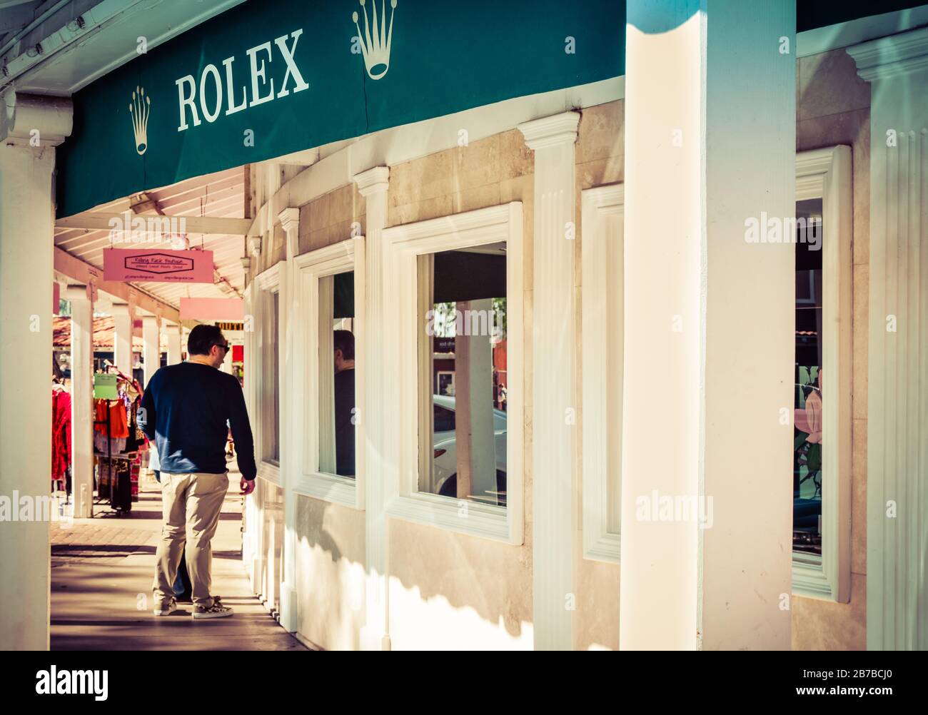 Les gens apprécient le style de vie des boutiques de fenêtres parmi les nombreuses galeries, bijoutiers et boutiques haut de gamme au coeur de la vieille ville de Scottsdale, AZ, États-Unis Banque D'Images