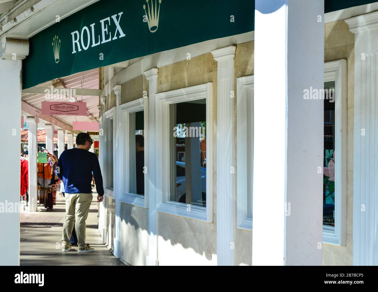 Les gens apprécient le style de vie des boutiques de fenêtres parmi les nombreuses galeries, bijoutiers et boutiques haut de gamme au coeur de la vieille ville de Scottsdale, AZ, États-Unis Banque D'Images