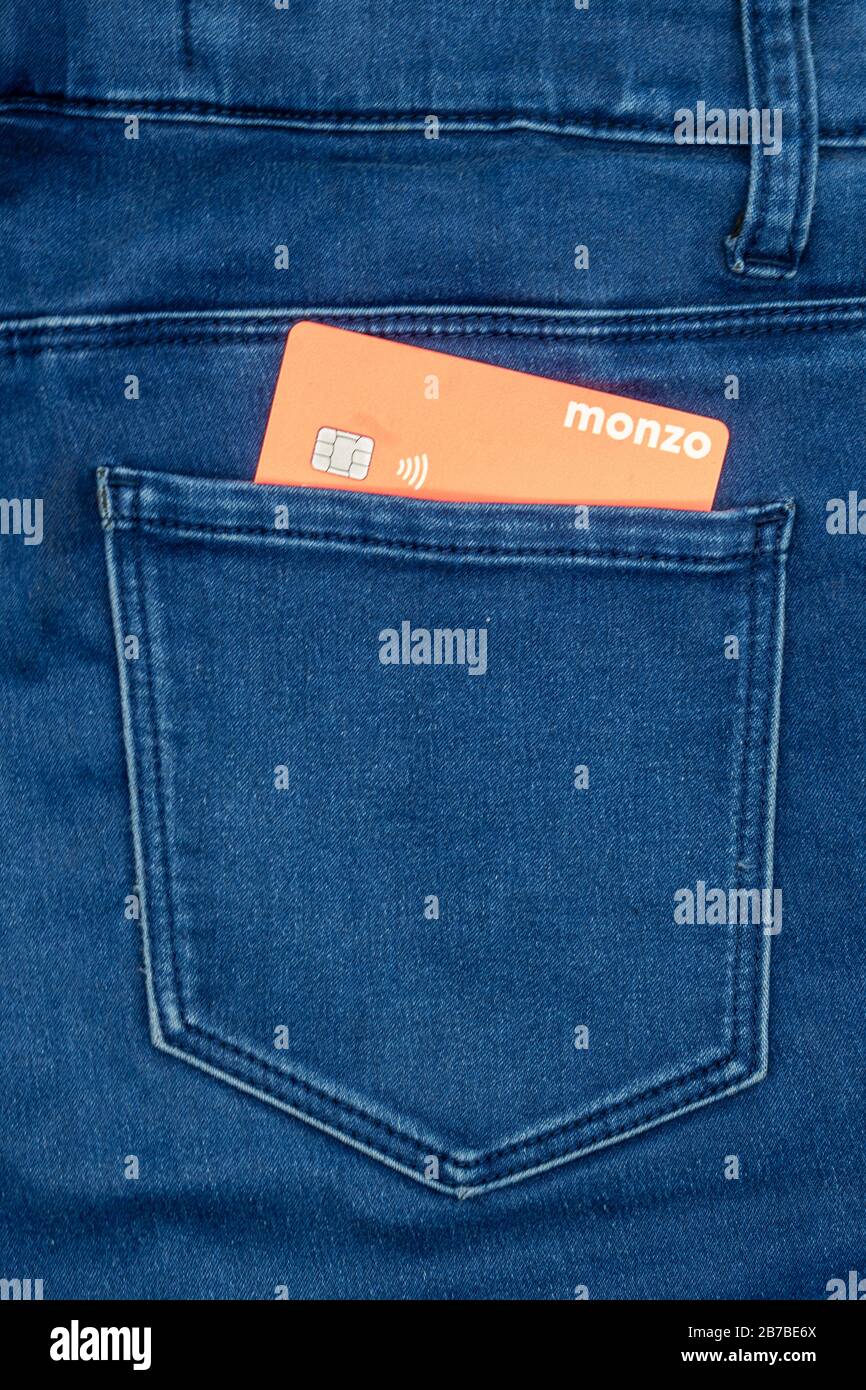 Une carte de débit ou une carte de crédit Monzo Bank dans la poche arrière d'un Jean Banque D'Images