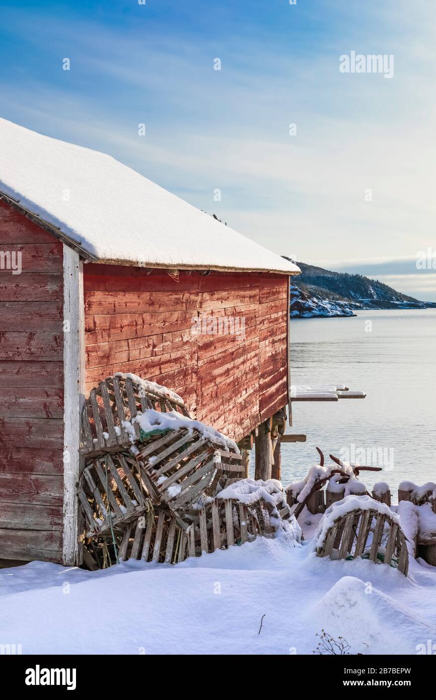 Stage, utilisé pour l'entreposage du matériel de pêche et les travaux de pêche à la Maison du patrimoine de Spurrell, un Airbnb pittoresque à Dunfield, Terre-Neuve, Canada [No propert Banque D'Images