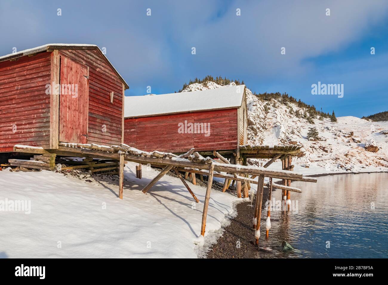 Étapes, utilisées pour l'entreposage de l'équipement de pêche et les travaux de pêche à la Maison du patrimoine de Spurrell, un Airbnb pittoresque à Dunfield, Terre-Neuve, Canada [pas approprié Banque D'Images