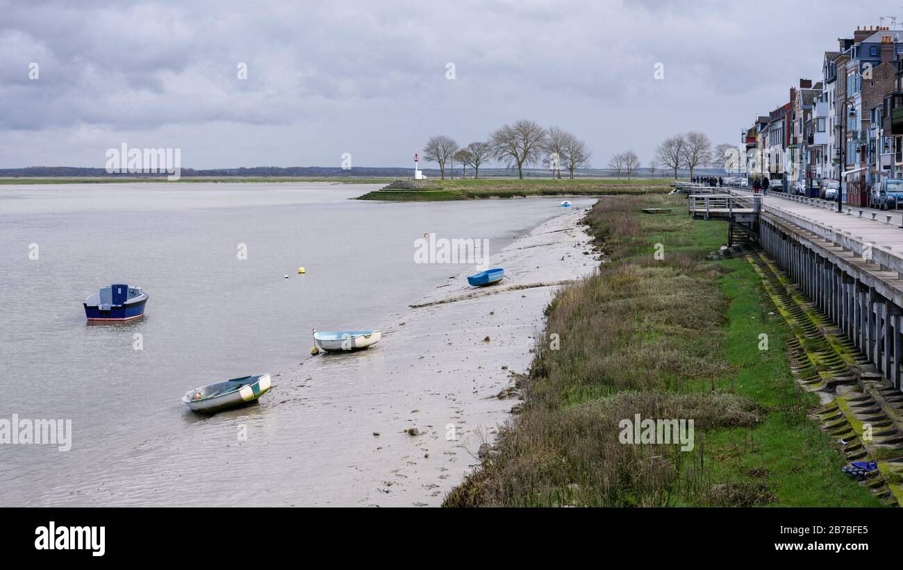 Vue hivernale sur la baie de somme et la longue promenade du bord de l'eau à Saint-Valery-sur-somme, une destination touristique populaire dans le nord de la France. Banque D'Images
