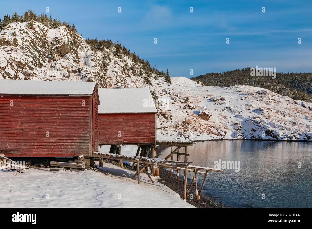 Étapes, utilisées pour l'entreposage de l'équipement de pêche et les travaux de pêche à la Maison du patrimoine de Spurrell, un Airbnb pittoresque à Dunfield, Terre-Neuve, Canada [pas approprié Banque D'Images