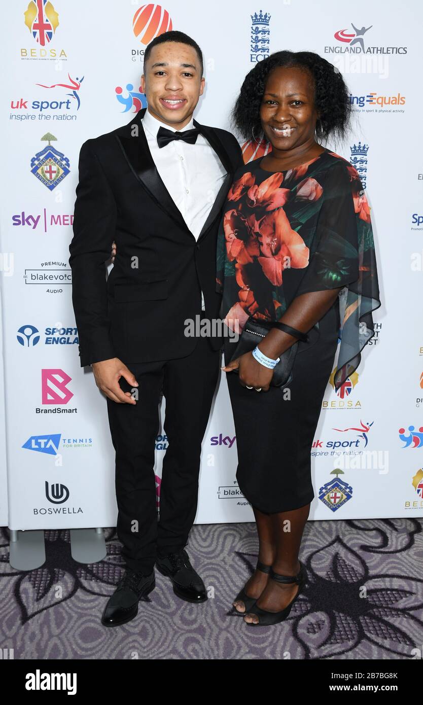 Joe Fraser et mère aux BEDSA Awards 2020, sponsorisés par Sporting Equals, à l'hôtel Hilton on Park Lane, Londres. Banque D'Images