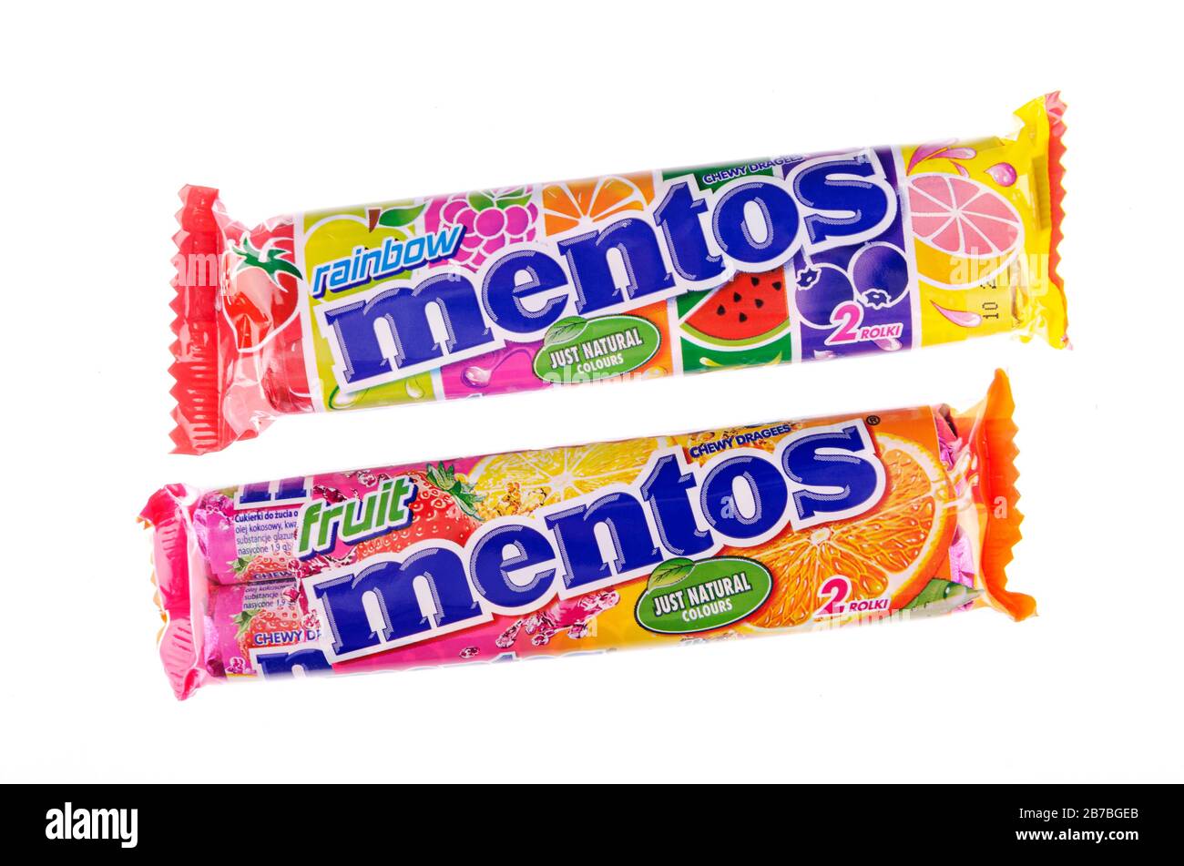 Des dragées de mentos à la mâche sur fond blanc. Ils sont vendus dans plus de 130 pays par le Perfetti Van Melle. Mentos a été produit pour la première fois aux Pays-Bas Banque D'Images