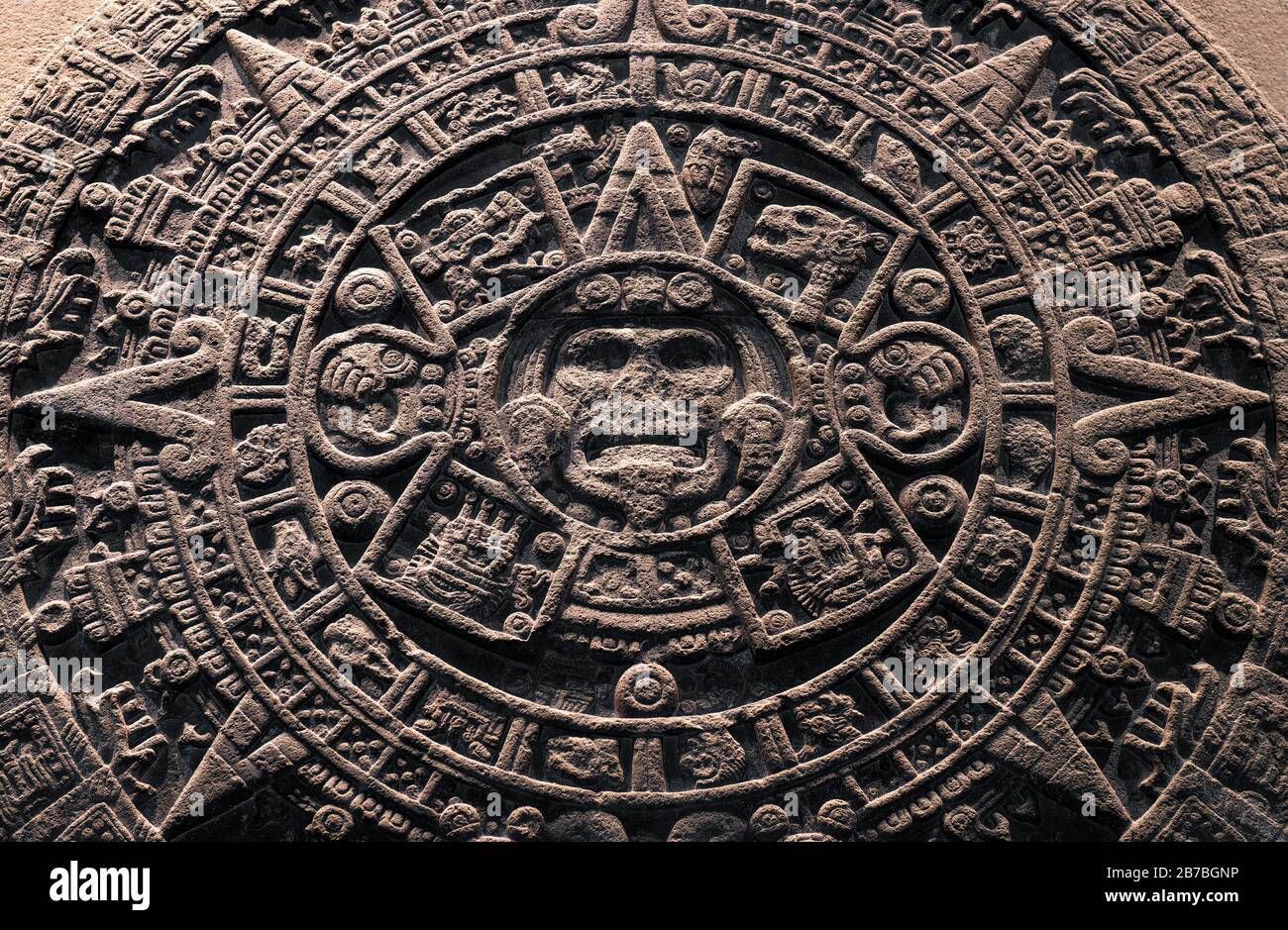 La pierre calendrier du soleil d'Aztec est une sculpture monolithique qui a été excavée sur la place principale de Mexico, au Mexique. Banque D'Images