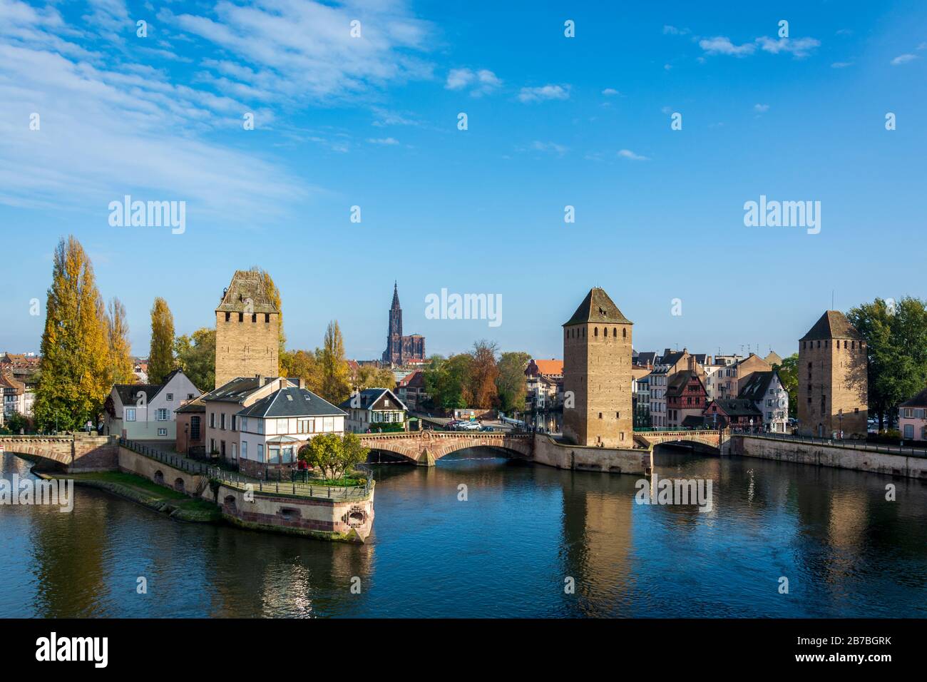 La célèbre vieille ville de Strassbourg petite France avec des réflexions dans l'eau avec vue sur la cathédrale Banque D'Images