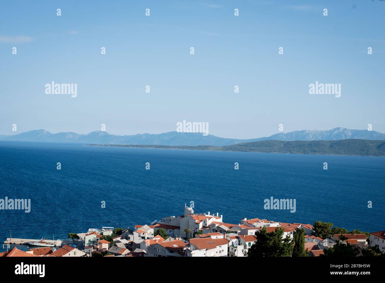 Petit endroit à la mer adriatique appelé Igrane. Très bien pour les vacances Banque D'Images