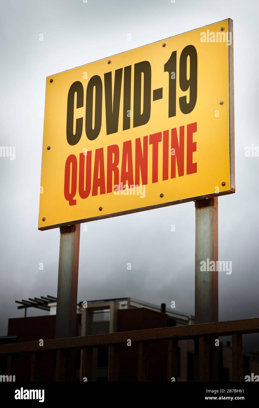 Signe d'avertissement de danger jaune de quarantaine de la maladie de Covid-19. Banque D'Images