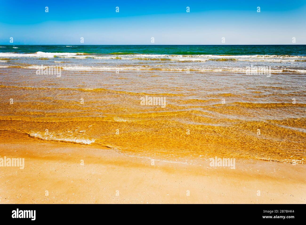 Plage de sable d'eau propre fond d'été. Toile de fond de l'océan en été Banque D'Images