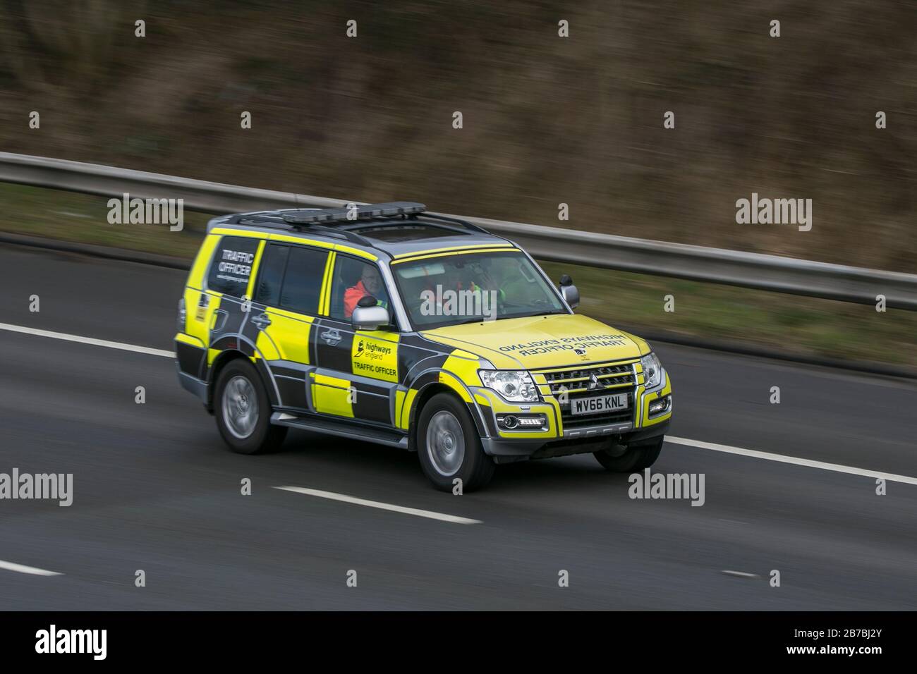 Un agent de la circulation de l'agence routière patrouillante l'autoroute M6 près de Preston, dans Lancashire, au Royaume-Uni Banque D'Images