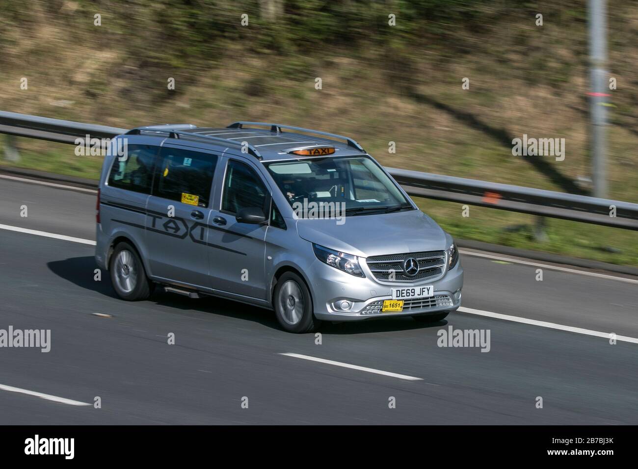 Mercedes-Benz Silver LCV Vito taxi+ Compact 114Cdi Diesel en voiture sur l'autoroute   près de Preston dans Lancashire, Royaume-Uni Banque D'Images