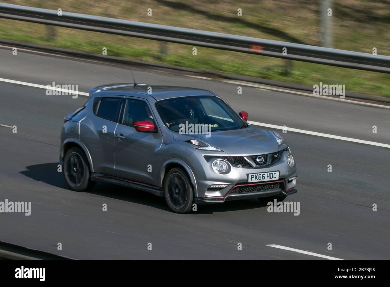 Nissan Juke Nismo Rs Dig-T Silver car essence à bord de l'autoroute M 6 près de Preston dans Lancashire, au Royaume-Uni Banque D'Images