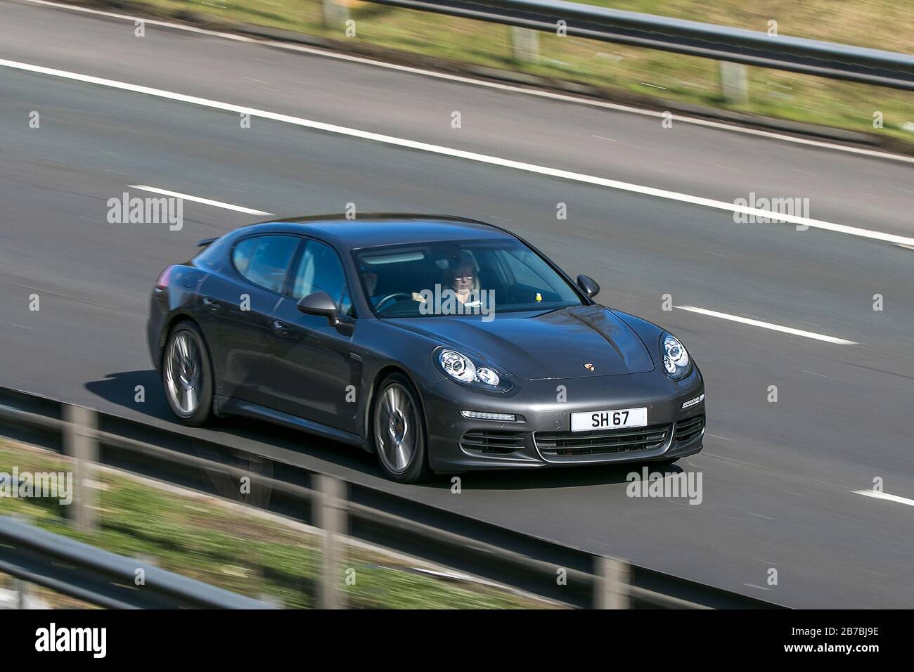 Porsche Panamera D V 6 Tiptronic Gray car Diesel en voiture sur l'autoroute M 6 près de Preston dans Lancashire, Royaume-Uni Banque D'Images