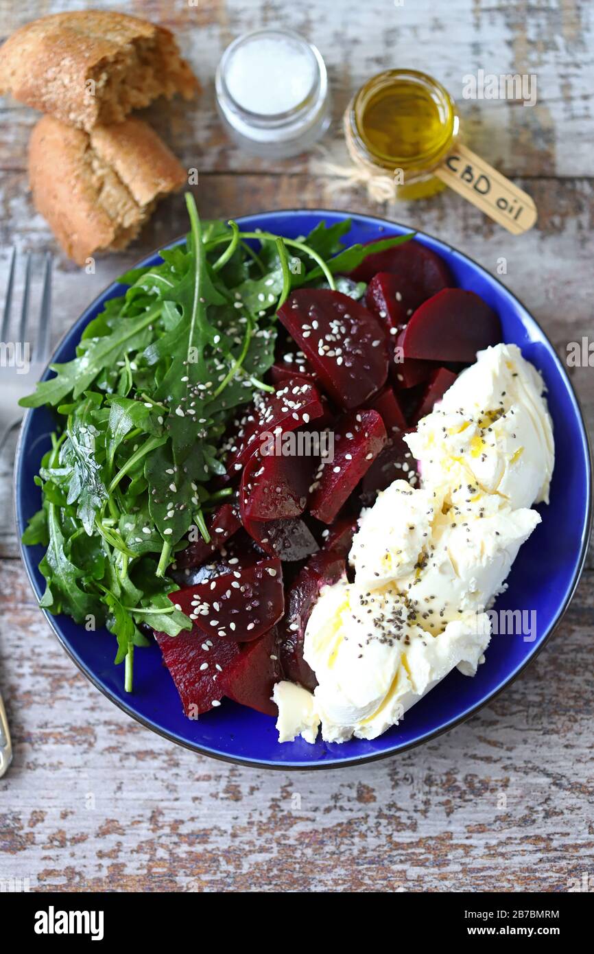 Salade saine avec betterave et fromage blanc. Salade avec de l'huile de cannabis. Concept alimentaire de la CDB. Banque D'Images