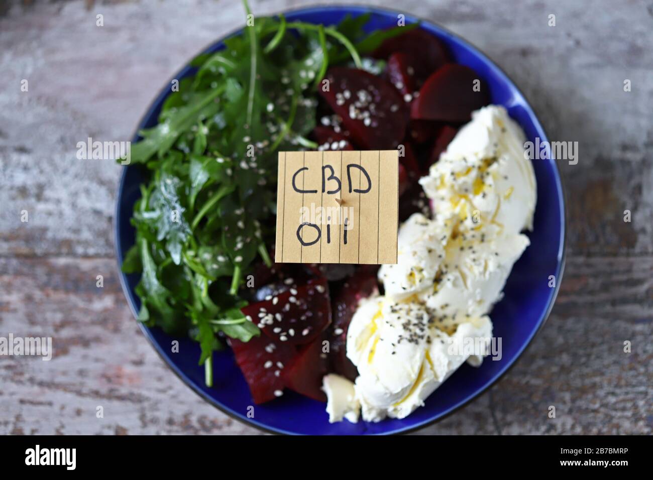 Salade saine avec betterave et fromage blanc. Salade avec de l'huile de cannabis. Concept alimentaire de la CDB. Banque D'Images