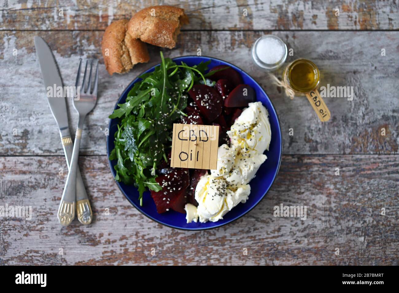 Salade saine avec betterave et fromage blanc. Salade avec de l'huile de cannabis. Concept alimentaire de la CDB. Banque D'Images