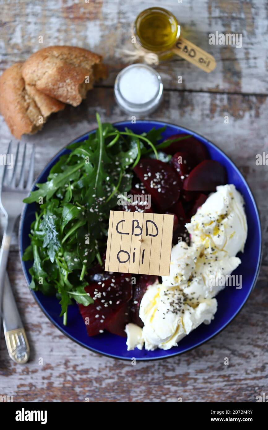 Salade saine avec betterave et fromage blanc. Salade avec de l'huile de cannabis. Concept alimentaire de la CDB. Banque D'Images