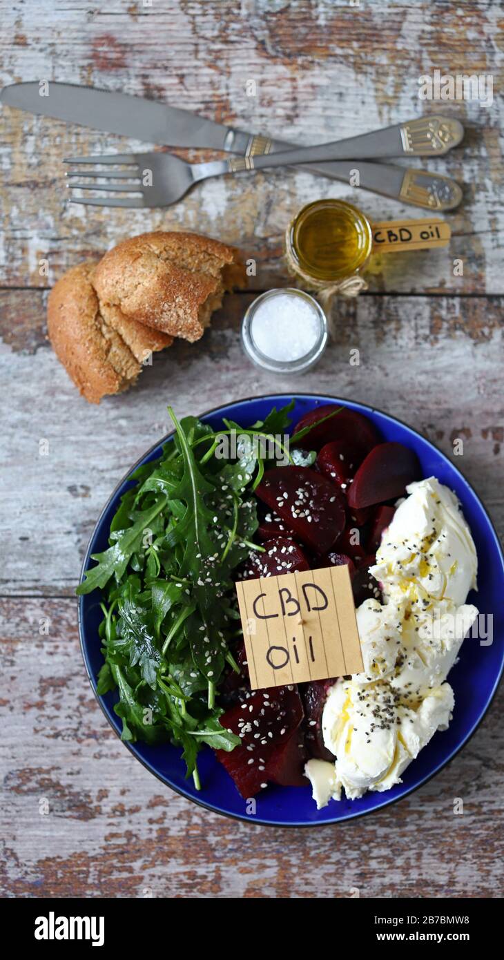 Salade saine avec betterave et fromage blanc. Salade avec de l'huile de cannabis. Concept alimentaire de la CDB. Banque D'Images