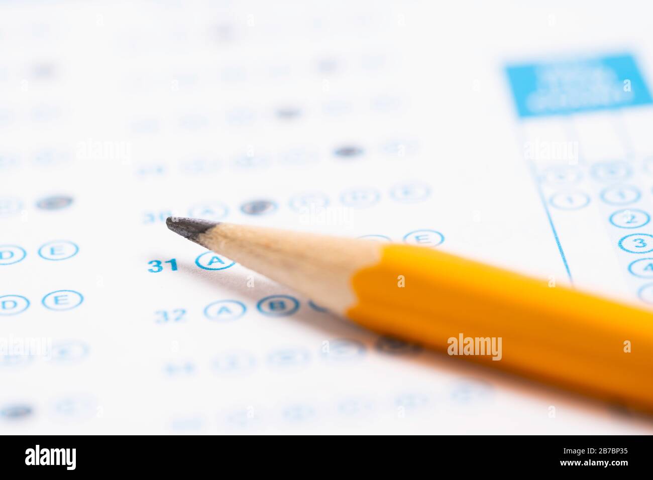 Un crayon jaune sur un test de lecture d'ordinateur Banque D'Images