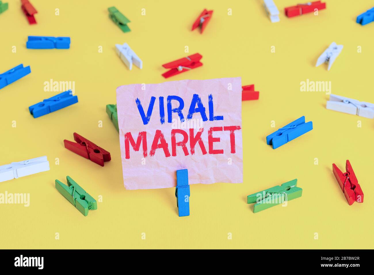 Écriture manuscrite marché viral. Photo conceptuelle les informations sur un produit se répandent entre montrer des papiers de clothspin colorés rappel yello vide Banque D'Images
