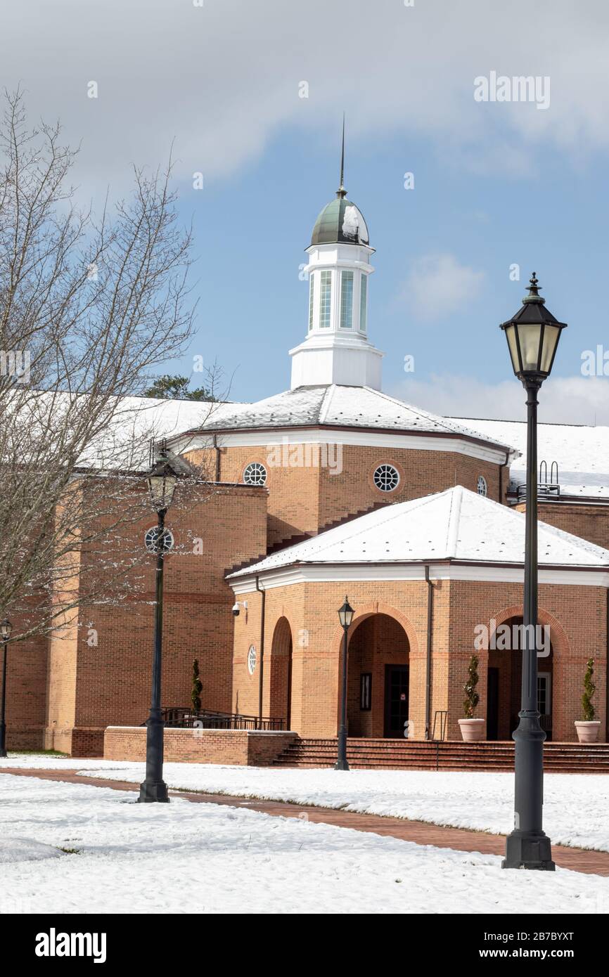 Yorktown, va/USA -21 février 2020: La brique de style colonial York General District court, le palais de justice du comté de York après une tempête de neige d'hiver. Banque D'Images