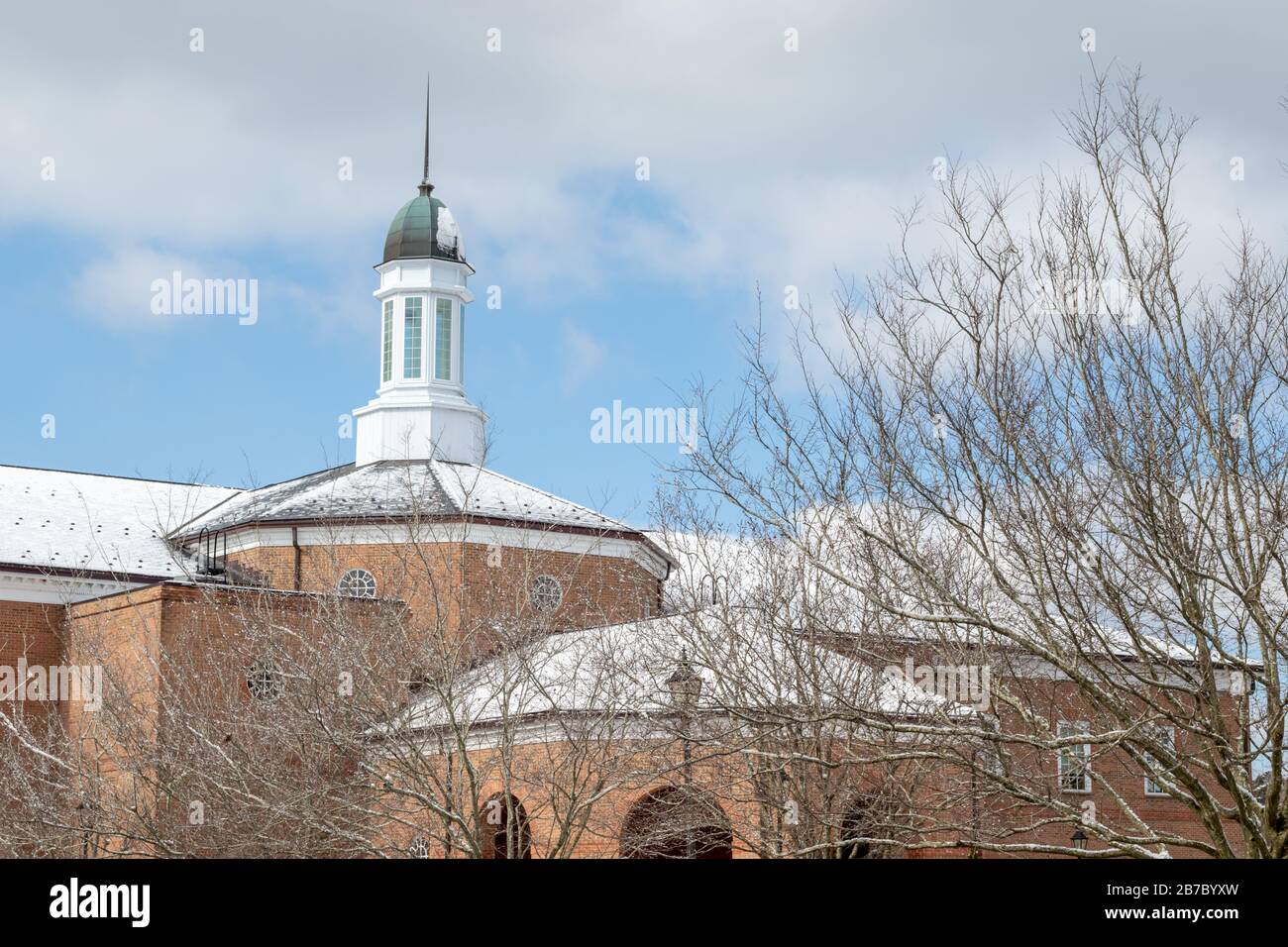 Yorktown, va/USA -21 février 2020: La brique de style colonial York General District court, le palais de justice du comté de York après une tempête de neige d'hiver. Banque D'Images