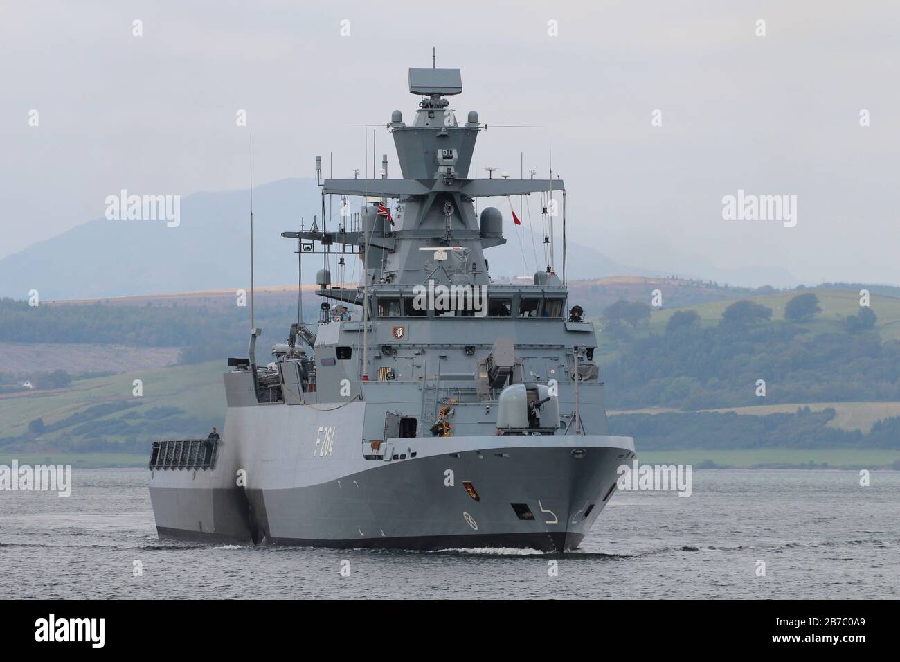 FGS Ludwigshafen am Rhein (F264), corvette de classe Brainschweig de la Marine allemande, en passant Greenock à son arrivée pour l'exercice conjoint Warrior 15-2. Banque D'Images