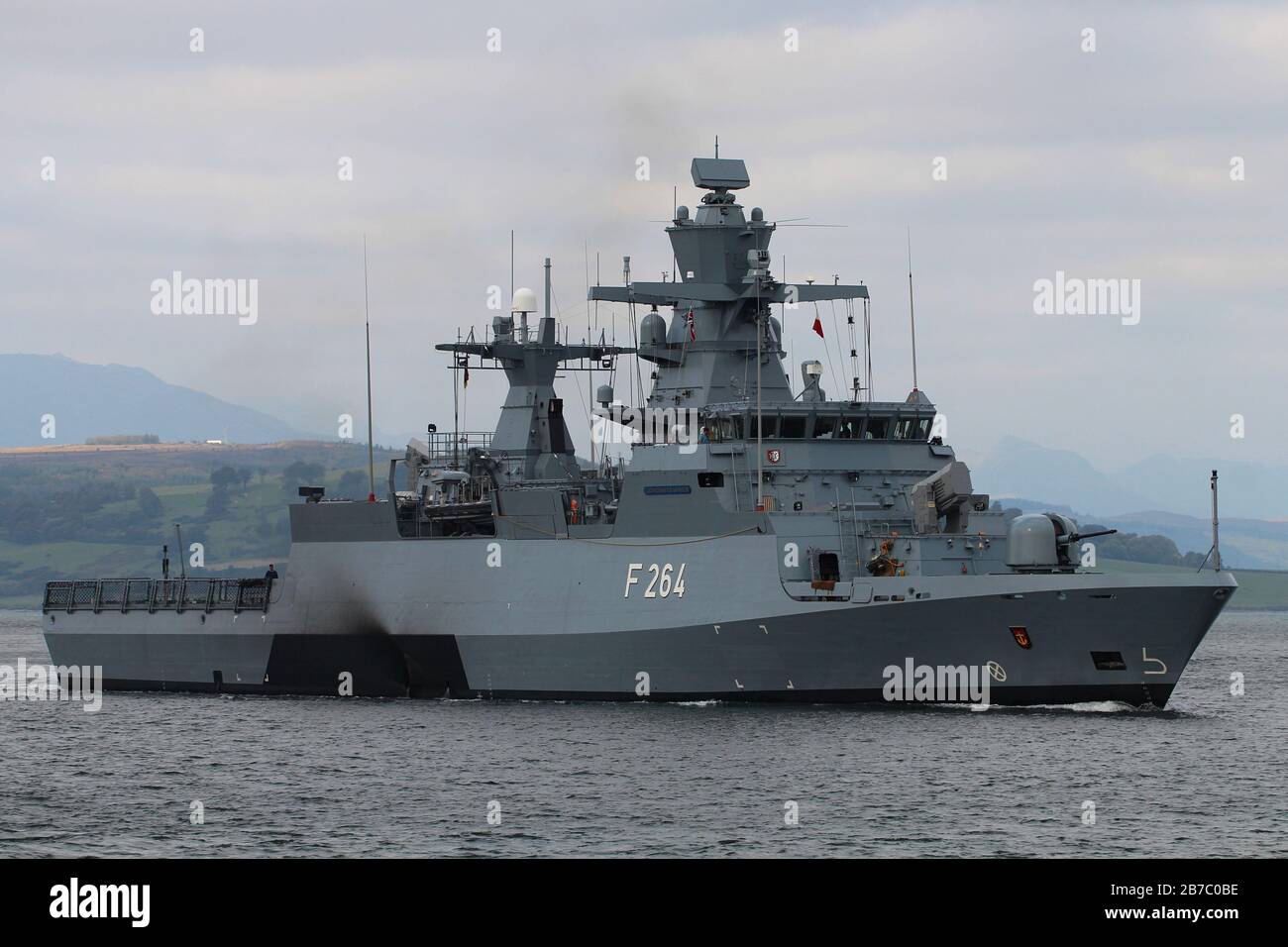 FGS Ludwigshafen am Rhein (F264), corvette de classe Brainschweig de la Marine allemande, en passant Greenock à son arrivée pour l'exercice conjoint Warrior 15-2. Banque D'Images