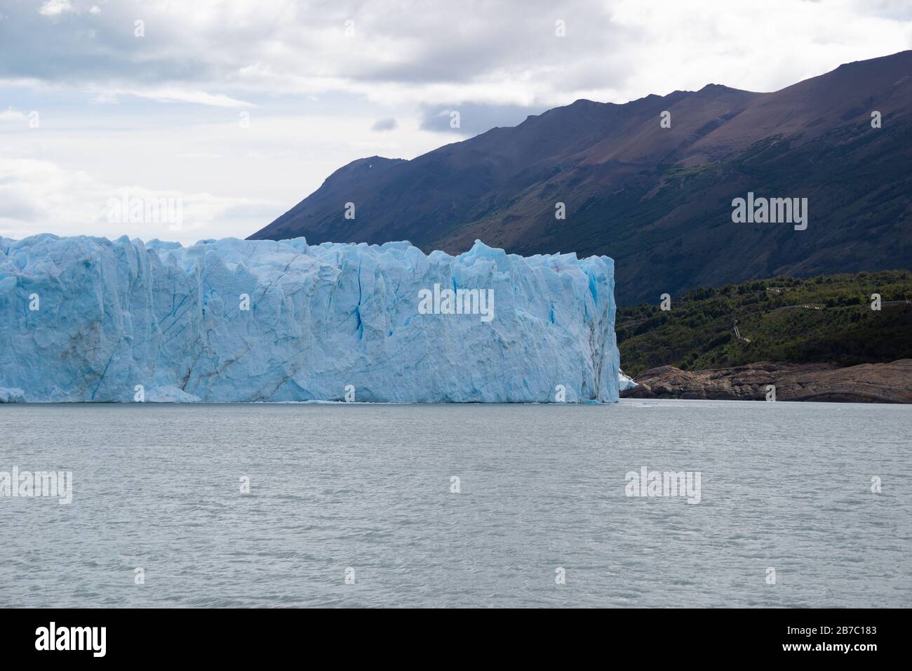 Glacier Perito Moreno (Glaciar Perito Moreno), les montagnes et le lac Argentino (Lago Argentino), parc national Los Glyacious. En Patagonie, Argentine Banque D'Images