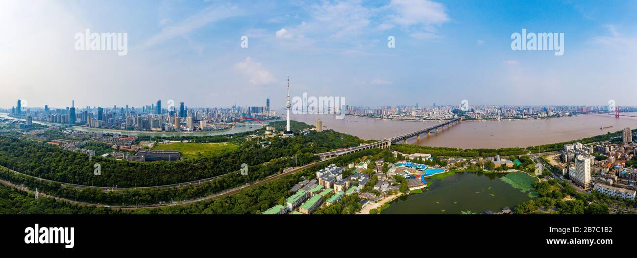 Wuhan horizon et Yangtze rivière avec gratte-ciel surgrand en construction à Wuhan Hubei Chine. Banque D'Images