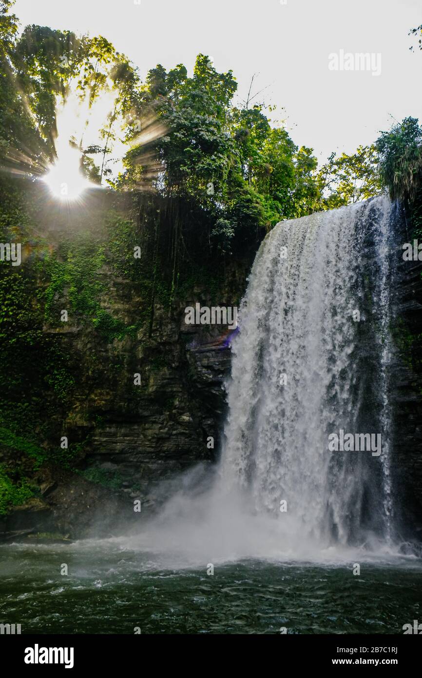 La vue majestueuse des chutes d'eau de Hikong Alu dans le lac Sebu, dans le sud de Cotabato, aux Philippines. Banque D'Images