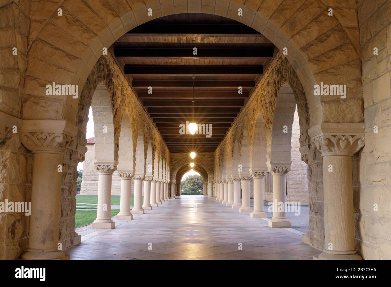 Arches et colonnes Walkway à l'Université de Stanford Banque D'Images