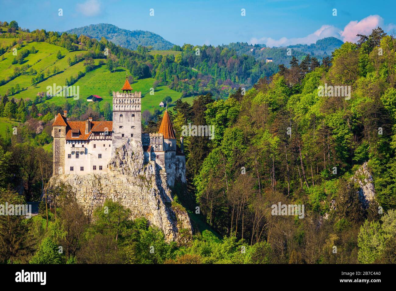 Bel emplacement ancien avec le majestueux château Dracula sur les hautes falaises, Bran, Transylvanie, Roumanie, Europe Banque D'Images