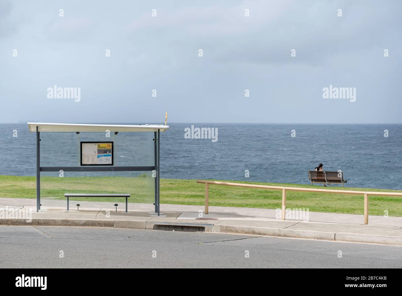 Un arrêt de bus à profil bas sur Eastbourne Avenue permet une vue virtuelle ininterrompue sur l'océan près de Tamarama Beach, Sydney Banque D'Images