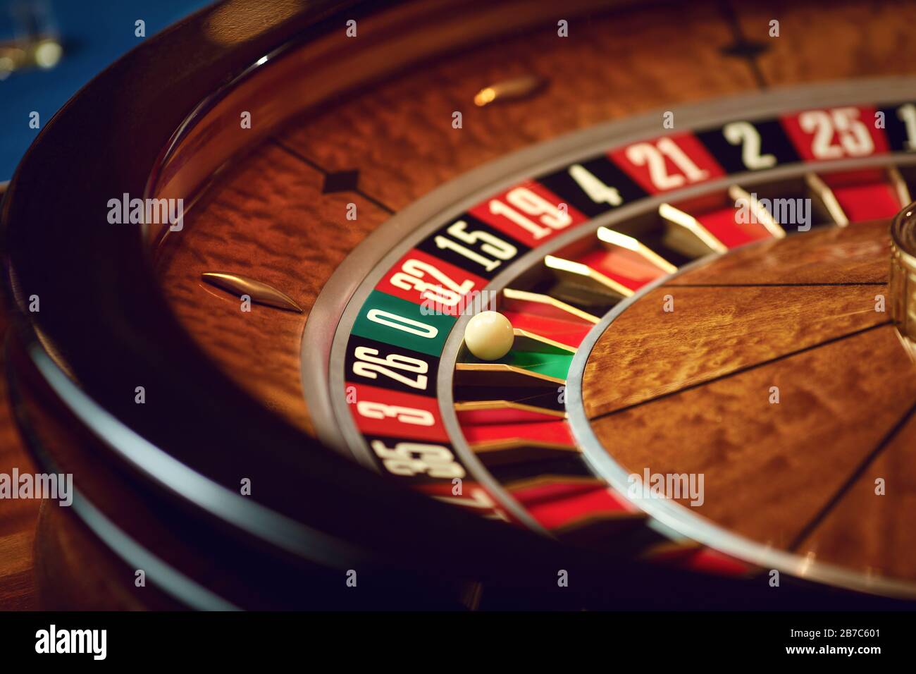 Gros plan roue de roulette boule blanche à zéro dans le casino Banque D'Images