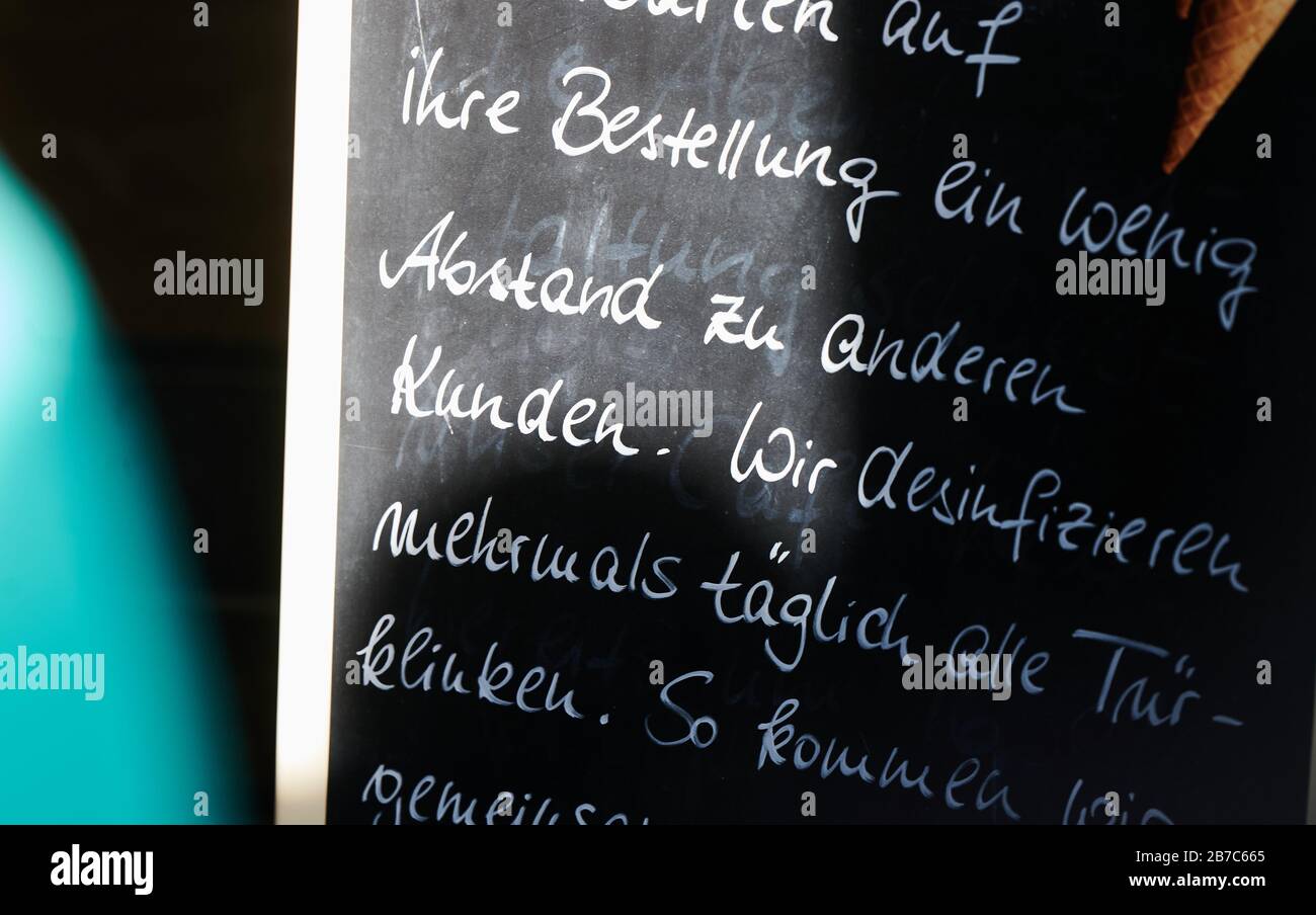 Potsdam, Allemagne. 14 mars 2020. '.veuillez garder un peu de distance des autres clients en attendant votre commande. Nous désinfectons la poignée de la porte plusieurs fois par jour." dit-il sur un écran. Un café au Volkspark Potsdam est encore très fréquenté le week-end par temps printanier. Crédit: Annette Riedl/dpa-Zentralbild/ZB/dpa/Alay Live News Banque D'Images