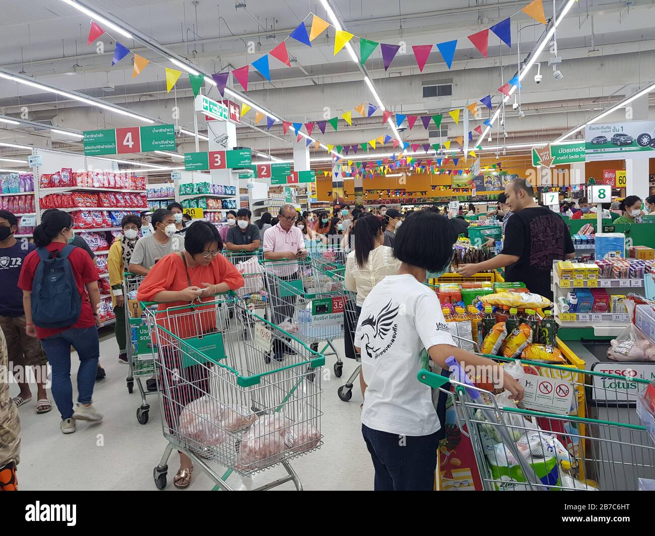 BANGKOK, THAÏLANDE - 15 MARS 2020 - les gens achètent des produits alimentaires au supermarché Tesco Lotus afin de stocker et de hoard de la nourriture à protéger contre le coronavirus Banque D'Images