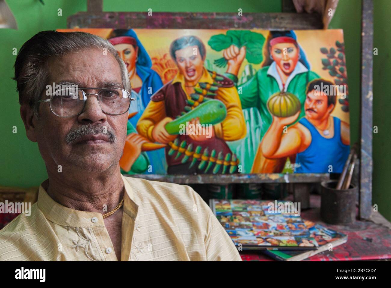 Raju Kumar Das, plus connu sous le nom de RK Das, l'un des artistes de pousse-pousse de première génération au Bangladesh, est à son studio dans la capitale Dhaka, le 8 mai 2012. L'art du pousse-pousse est une forme d'art pop qui décrit notre culture urbaine et notre folklore du Bangladesh. Les pousse-pousse ont été introduits pour la première fois au Bangladesh dans les années 1930 à partir du Japon, où les véhicules à trois roues étaient connus sous le nom de 'nintaku'. L'idée de décorer les contraditions à la jambe a pris le départ au Bangladesh les années 1950 avec la tradition suivant le style simple mais coloré puis utilisé par les peintres produisant des panneaux d'affichage de film. Un peintre autodidacte, Das FIR Banque D'Images