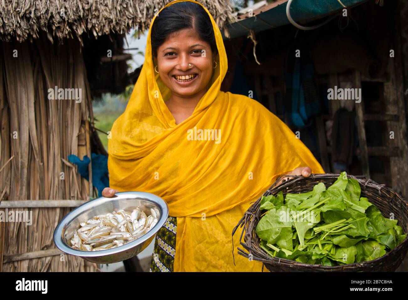 Les femmes bangladaises sont le principal fournisseur de nourriture pour la famille. Ils sont très travailleurs durs. Banque D'Images