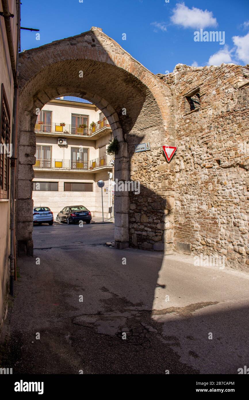 Vue sur Port'Arsa près du Théâtre romain, ancien bâtiment romain de Benevento à côté de l'église Santa Maria della Verità Banque D'Images