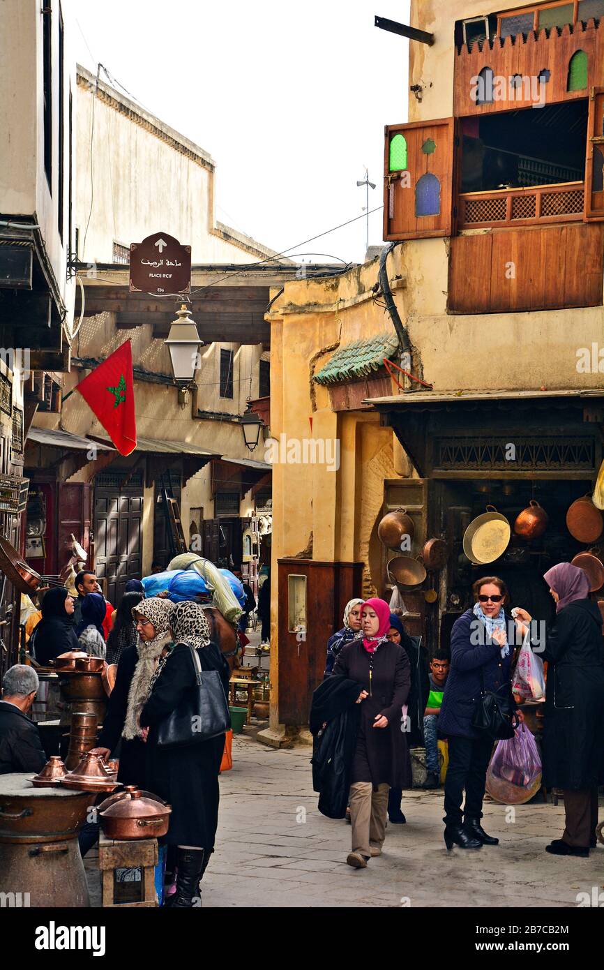 Fes, Maroc - 20 novembre 2014 : des personnes non identifiées sur place es-Seffarine dans le souk Fes el-Bali, lieu pour les travailleurs de l'article de laiton Banque D'Images