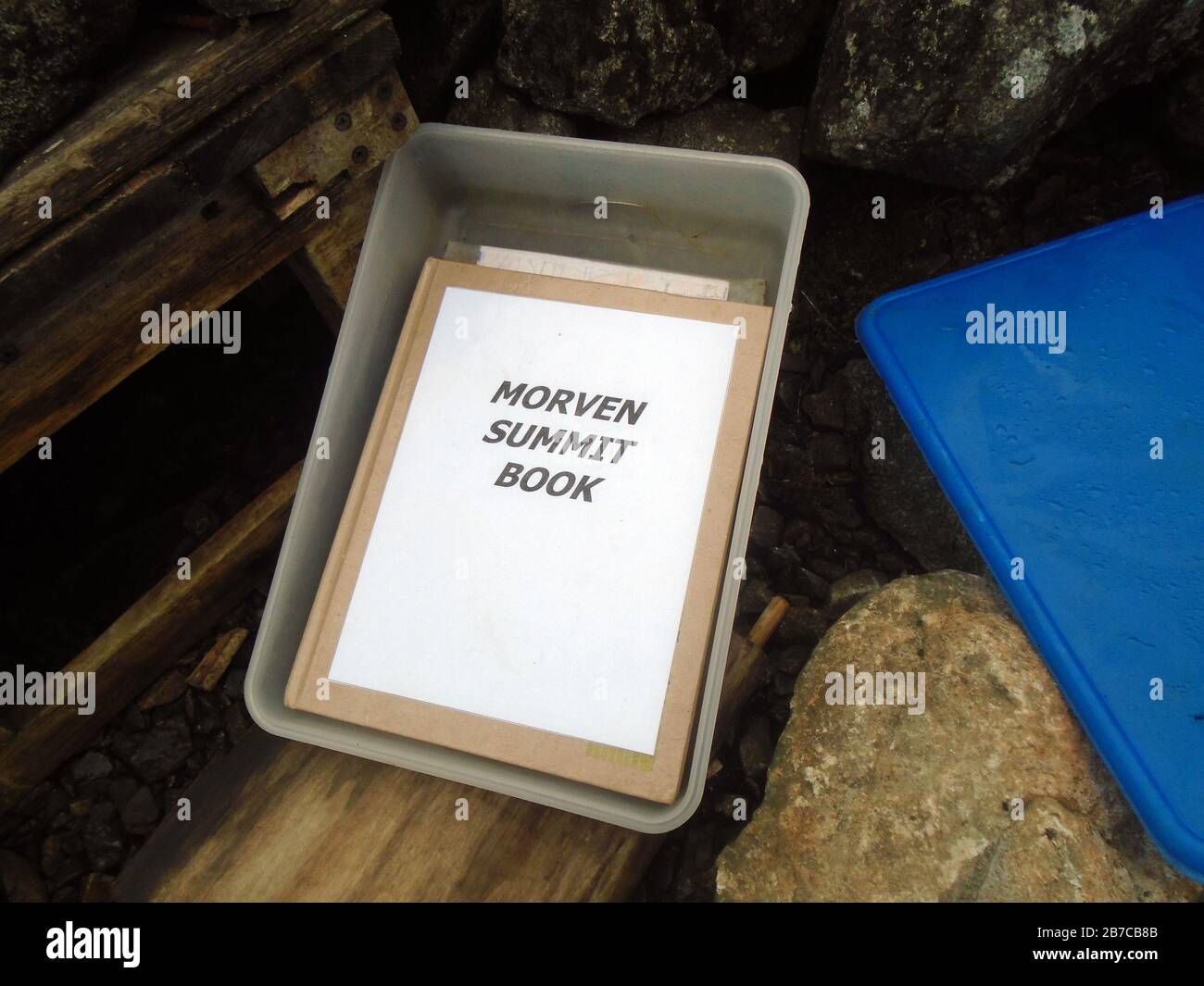 Boîte en bois & Livre dans le refuge en pierre sur le sommet de la montagne écossaise Corbett 'Morven' près de Ballater, Deeside, Ecosse, Banque D'Images